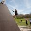 Climbing Ramp steel structure en utilisation dans une aire de jeux avec des enfants.