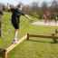 Enfant en équilibre sur une poutre Balance en extérieur.