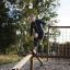 Homme utilisant l’équipement de fitness extérieur Easy Balancer dans un parc.