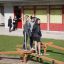 Trois filles en équilibre sur l’équipement de terrain de jeu extérieur Easy Balancer.