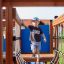 Enfant jouant sur l’équipement de jeu Majestic ship with slide