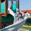 Majestic ship with slide dans une aire de jeux avec un garçon profitant du toboggan