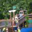 Des enfants jouent sur le Majestic ship with slide dans une aire de jeux.