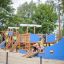 Des enfants jouent sur Majestic ship with slide dans une aire de jeux