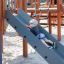 Un enfant glisse sur le toboggan gris de l’aire de jeux Majestic ship with slide