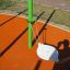Siège de balançoire simple du Hammock single swing sur une surface de terrain de jeu orange