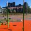 Équipement de terrain de jeu Single Swing sur une surface en caoutchouc orange dans un parc urbain