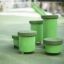 Piquets de saut verts (5 pièces) sur une aire de jeux.