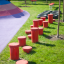 Piquets de saut rouges (5 pièces) dans une aire de jeux.