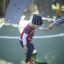 Enfant jouant sur Jumping pegs (5 pcs.) dans une aire de jeux.