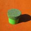 Piquet de saut vert de l’ensemble Jumping pegs (5 pcs.) sur une surface orange.