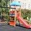 Double Swing with Tower playhouse with slide dans un jardin
