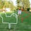 Équipement d’entraînement extérieur Aim Practice II sur un terrain herbeux avec des arbres en arrière-plan.