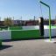 Installation sportive extérieure verte et blanche avec Punching bag suspendu à une structure métallique.