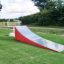 Terrain de jeu extérieur Ramp pour enfants sur un terrain en herbe.