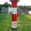 Équipement de terrain de jeu Ball catcher sur un terrain herbeux