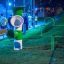 Équipement de jeu vert et blanc Ball catcher dans un parc la nuit.