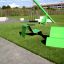 Lounge chair vert dans une aire de jeux.