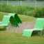 Ensemble vert Lounge chair conçu pour des assises de terrain de jeu en extérieur sur l’herbe.