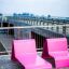 Lounge chair rose près de la jetée