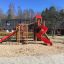 Twister castle with slide dans une aire de jeux