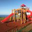 Aire de jeux extérieure en bois avec toboggans rouges et structures d’escalade.