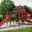 Twister castle with slide pour enfants dans une aire de jeux.