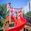Twister castle with slide dans une aire de jeux avec des enfants qui jouent