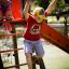 Enfants jouant sur Twister castle with slide dans une aire de jeux