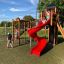 Enfants jouant sur Twister castle with slide.