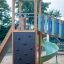 Twister castle with slide sur une aire de jeux