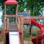 Twister castle with slide sur une aire de jeux