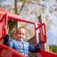 Enfant jouant sur le Twister castle with slide.