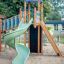 Twister castle with slide dans une aire de jeux