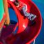 Enfant glissant sur Twister castle with slide.