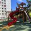 Twister castle with slide dans un cadre d'aire de jeux