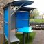 Shelter with table dans une aire de jeux.