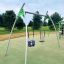 Metal Swing Frame (double swing) dans une aire de jeux avec deux balançoires, une pour les tout-petits et une pour les plus âgés