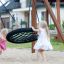 Deux filles jouant sur un Double Swing (BNS 90cm) dans une aire de jeux.