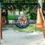 Des enfants jouant sur un Double Swing (BNS 90cm) dans un parc.