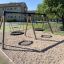 Double Swing (BNS 90cm) dans une aire de jeux en zone résidentielle.