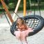Fille assise sur Double Swing (BNS 90cm) dans une aire de jeux.
