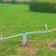 Bascule de terrain de jeu extérieure pour enfants, Et seesaw, sur de l’herbe verte.