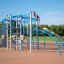 Des enfants jouent sur l'équipement de terrain de jeu Sirius steel structure dans un parc.