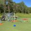 Équipement de terrain de jeu Sirius steel structure sur une aire de jeux extérieure colorée dans un parc.