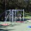 Équipement de terrain de jeu en métal Sirius steel structure dans un parc.