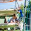 Enfants jouant sur Andromeda, steel structure structure d’escalade
