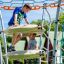 Enfants jouant sur la structure en acier Andromeda dans l’aire de jeux.