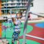 Enfant jouant sur Andromeda, steel structure structure d’escalade.