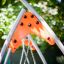 Double Swing avec accents orange et noirs dans une aire de jeux.